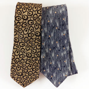 Double Ascot In A Grey And Gold Retro Print