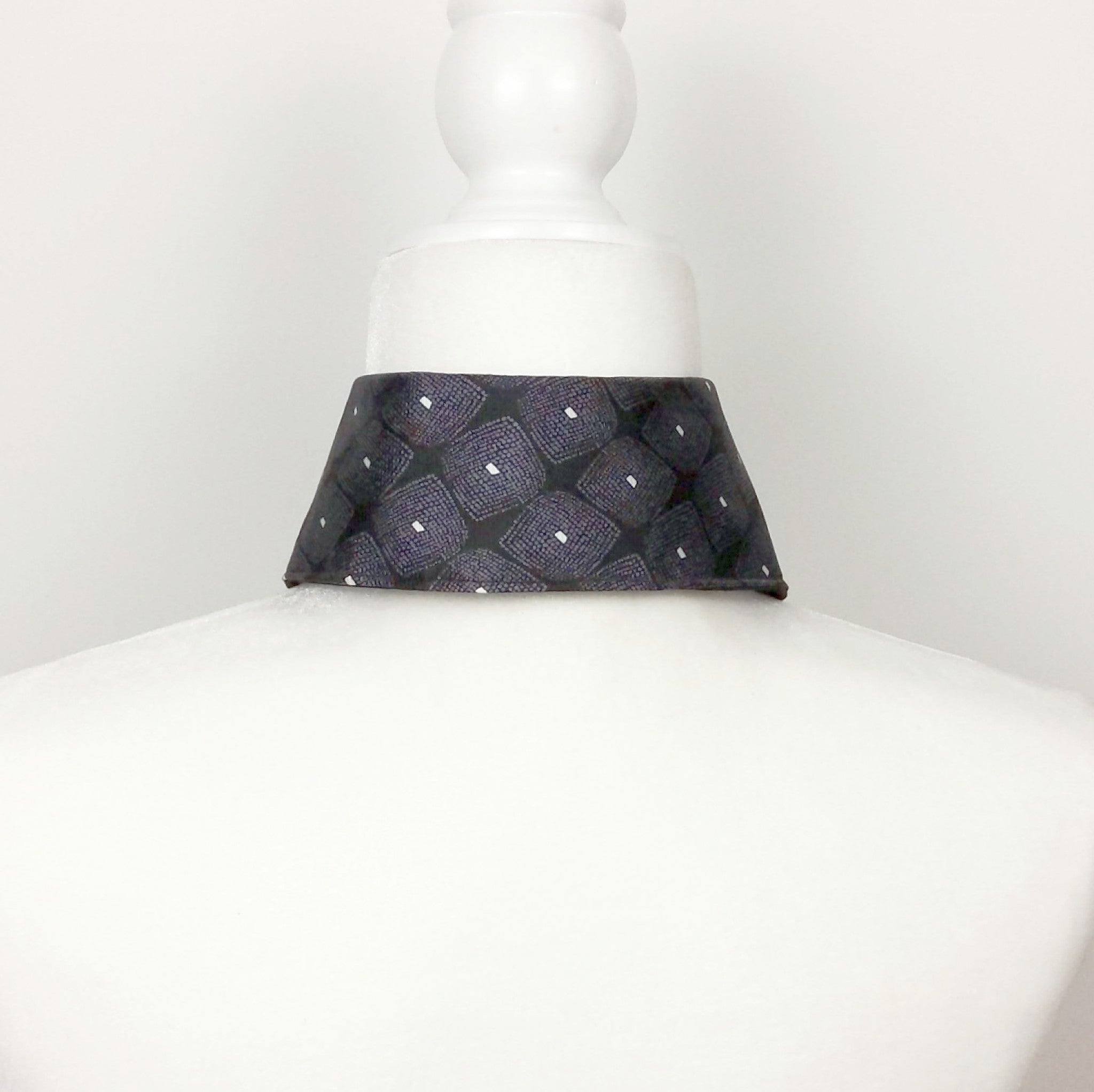 Detachable Collar In Black Geometric Print.